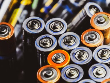 Tuz ve alkalin piller, taşınabilir teknoloji için enerji kaynağı. Aaa ve Aa piller