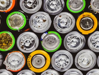 Tuz ve alkalin piller, taşınabilir teknoloji için enerji kaynağı. Aaa ve Aa piller