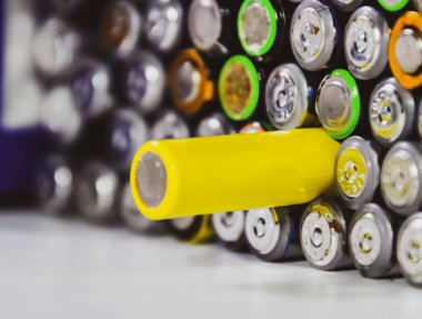 Tuz ve alkalin piller, taşınabilir teknoloji için enerji kaynağı. Aaa ve Aa piller