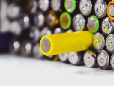 Tuz ve alkalin piller, taşınabilir teknoloji için enerji kaynağı. Aaa ve Aa piller