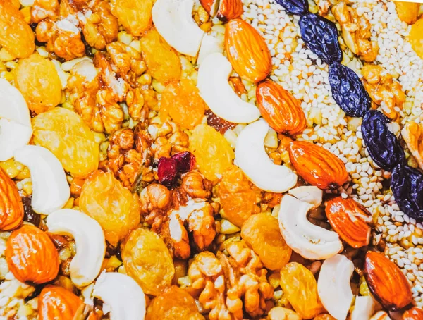 Kozinaki deli ve tohum ile kaplı. Badem, kaju fıstığı ve kuru üzüm.