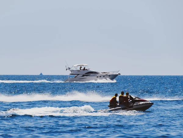 Transporte de motor en el mar, cortador, hidrosculador y barco — Foto de Stock