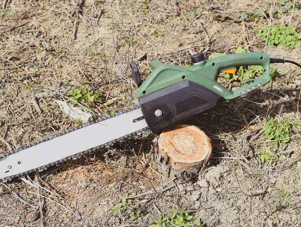 sawn electric sawing tree