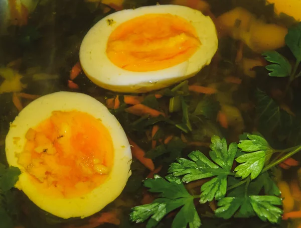 Polévka s vařenými vejci a petrželkou — Stock fotografie
