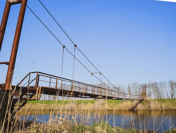 Pont en acier et gazoduc à travers le canal d'irrigation . — Photo