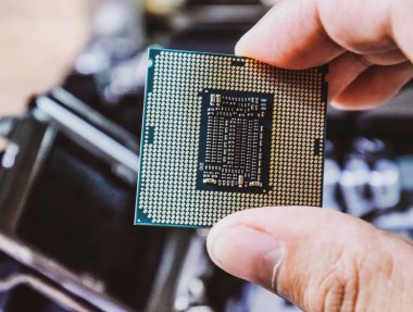 Elinde bir masaüstü bilgisayar işlemcidir. Cpu kişiler yüklemeden önce kontrol edin