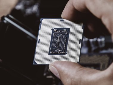 Elinde bir masaüstü bilgisayar işlemcidir. Cpu kişiler yüklemeden önce kontrol edin