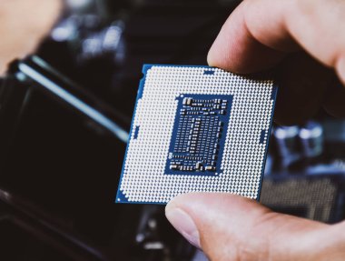 Elinde bir masaüstü bilgisayar işlemcidir. Cpu kişiler yüklemeden önce kontrol edin