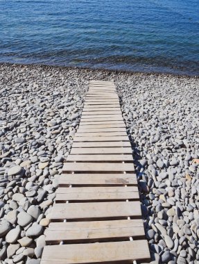 Deniz ahşap yolu. Plakalar deniz yolu üzerinde döşeme