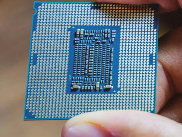 Procesor jest komputer stacjonarny w ręku. Sprawdzić styki procesora przed instalacją — Zdjęcie stockowe