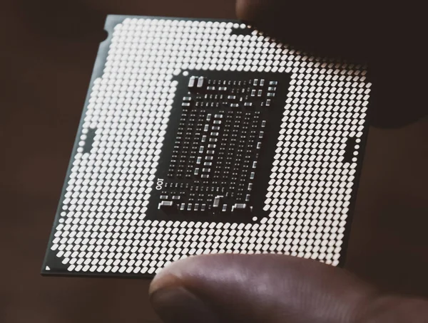 Procesor jest komputer stacjonarny w ręku. Sprawdzić styki procesora przed instalacją — Zdjęcie stockowe