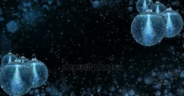 枞树背景循环 4k 分辨率的蓝色圣诞球摆设装饰品 — 图库视频影像