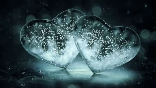 Deux coeurs gris en verre glacé noir avec flocons de neige à l'intérieur du fond de mouvement Loop 4k — Video