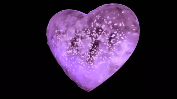 Cuore di vetro di ghiaccio rosa rotante con fiocchi di neve all'interno di Alpha Matte Loop 4k — Video Stock