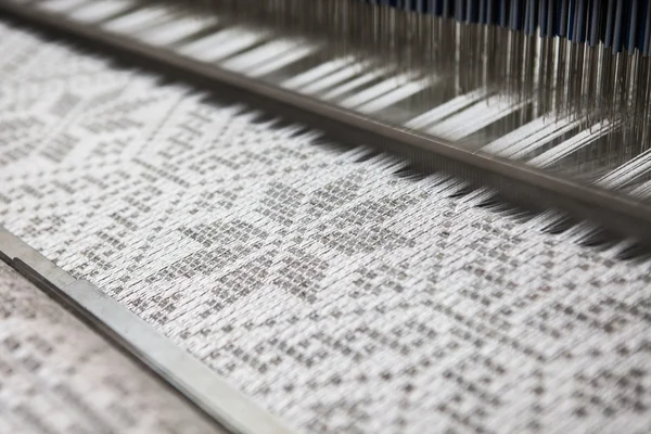 Tekstil kumaşları dokuma tezgahı bir tekstil fabrikasında iplik dokuyor. Kısa odak. Telifsiz Stok Imajlar
