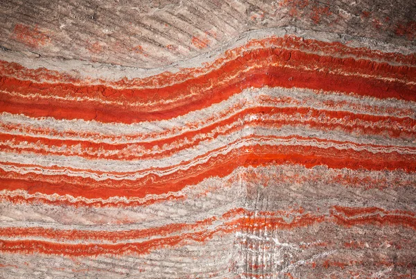 Fragmento subterráneo multicolor de la pared en la mina de sal de potasio w — Foto de Stock