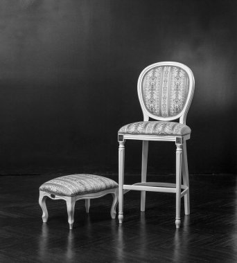 Beyaz vintage klasik sandalye ve tabure