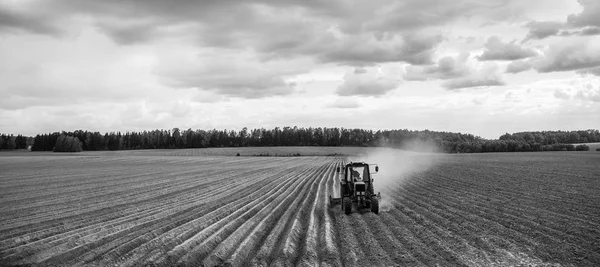 Agricoltore su trattore maniglie campo, bianco e nero — Foto Stock