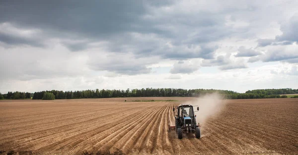 Çiftçi traktör alan işleme