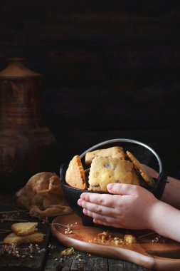 tanımlama bilgileri ile bir kase tutarak çocuk