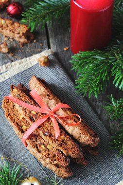 Antep fıstığı ve cranberries ile Çikolatalı Bisküvi