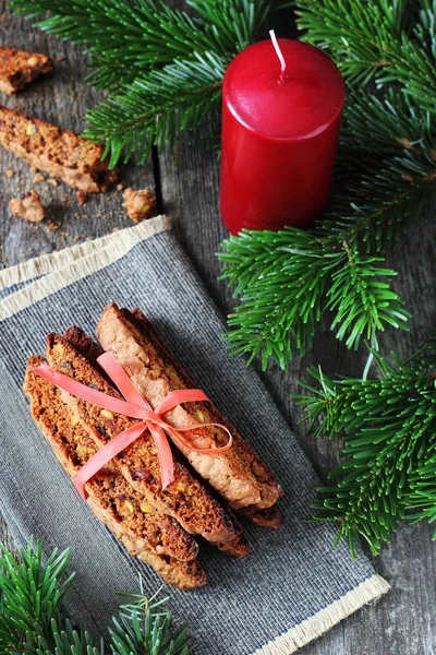 Biscotti de chocolate com pistache e cranberries — Fotografia de Stock