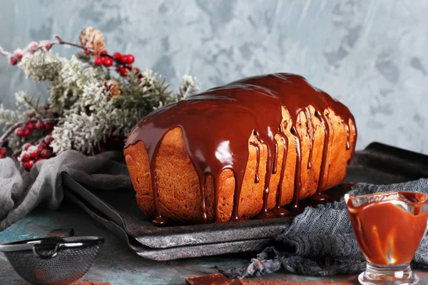 Pão de chocolate caseiro com cobertura de chocolate — Fotografia de Stock