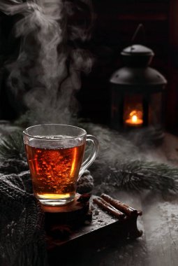 Kış dekorasyonları kaynar siyah çay