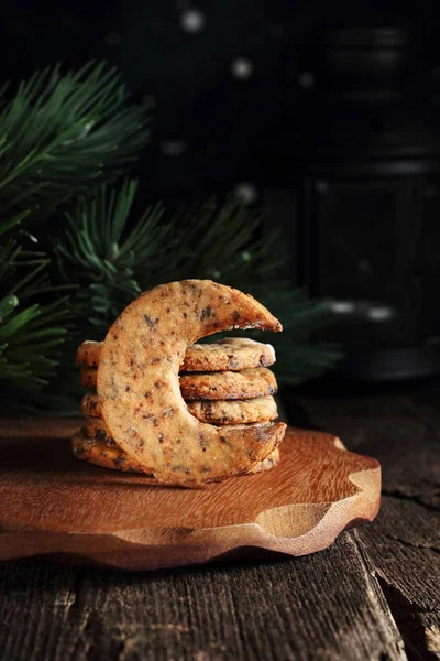 Shortbread com pedaços de chocolate, biscoitos em forma de crescente — Fotografia de Stock