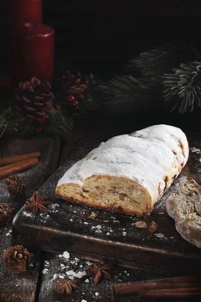 Cortado Stollen en una bandeja de metal —  Fotos de Stock