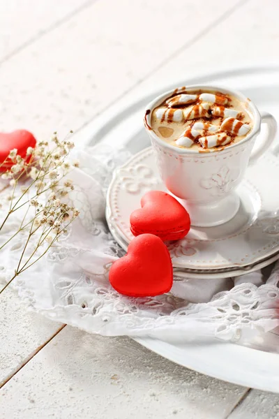 Macaroon в форме сердца и кофе с зефиром Стоковое Изображение