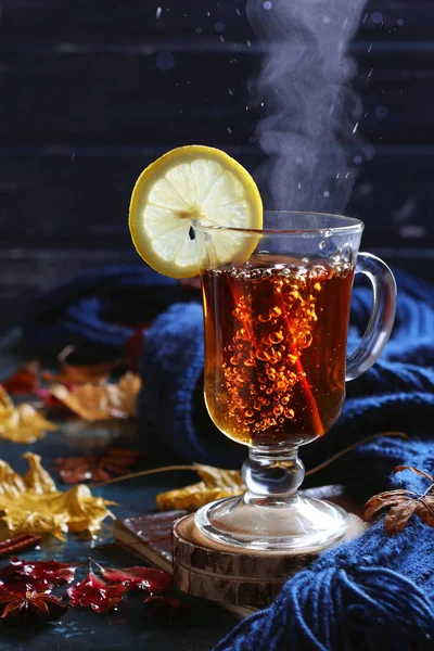 Чашка кипящего черного чая с корицей и лимоном в осеннем декоре Стоковая Картинка