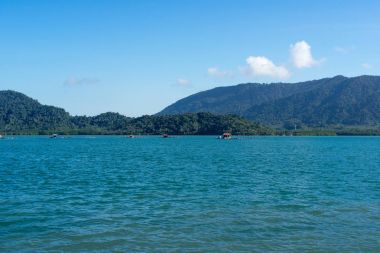 Bambu Sal içinde dağ ve mavi gökyüzü denize sıfır evler