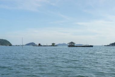 Bambu sallar ve Balık çiftlikleri Koh Chang, Tayland