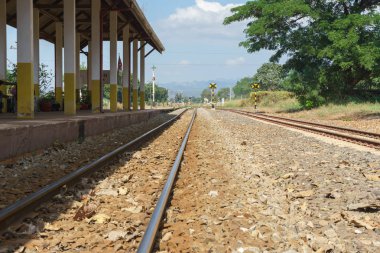 Demiryolu parça ve dağ ve gökyüzü arka plan ile platform