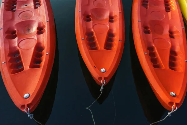Kayaks rojos sobre agua azul oscura — Foto de Stock