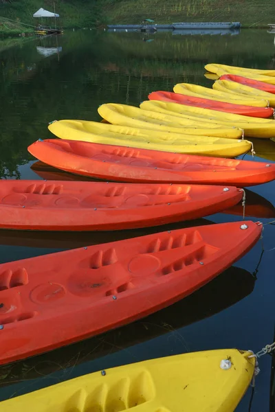 Patrón de kayaks amarillos y rojos en agua oscura — Foto de Stock