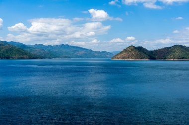 Mavi Göl ve dağ manzaralı Srinakarin Barajı