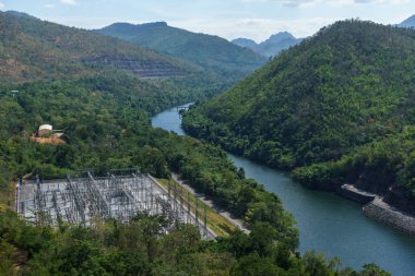 Güç istasyonu ve nehir manzaralı Srinakarin Barajı