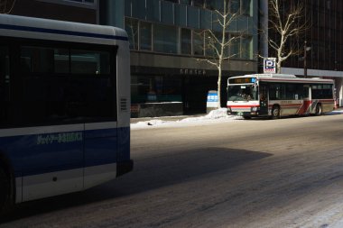 Kırmızı ve mavi otobüs Sapporo, Hokkaido, Japonya
