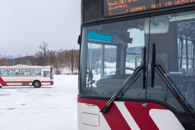Kırmızı Japonca Park kar alanında otobüsleri ile