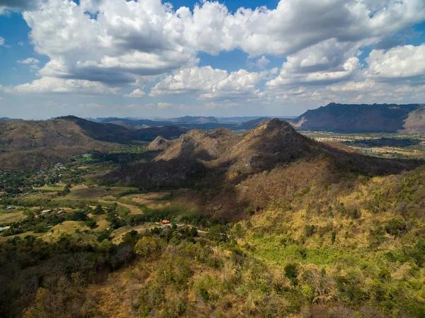 Vista aérea de montañas y llanuras en Saraburi, Tailandia —  Fotos de Stock