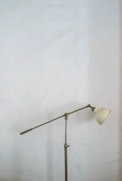 Support de lampe en métal sur mur blanc — Photo