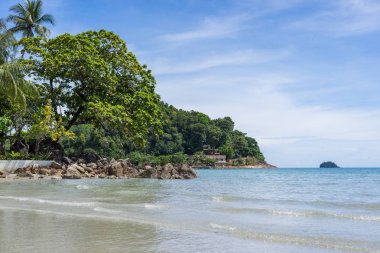 Deniz, plaj ve ağaçlar Koh Chang Adası 