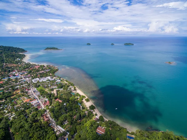 Yollar ve beach Koh Chang Adası yakınlarında kasaba