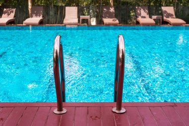 Sandalye ve Yüzme Havuzu Çelik merdiven ve kırmızı zemin