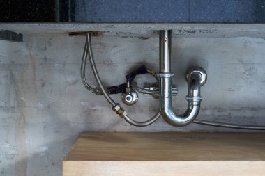 Çelik banyo lavabo borular, tuzak ve drenaj beton duvar