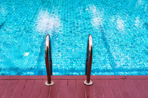 Stållejdare och blå pool med röda trä-golv — Stockfoto