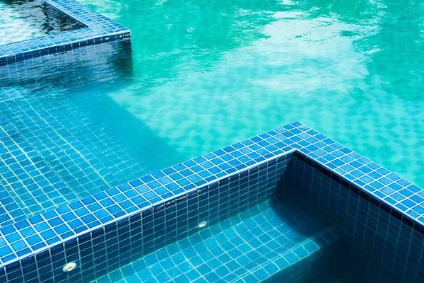 Blå mosaik steg i grön pool — Stockfoto