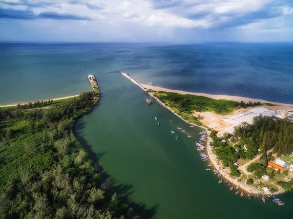 Balık köyündeki Breakwater ve tekneler ile Pranburi içinde Estuary